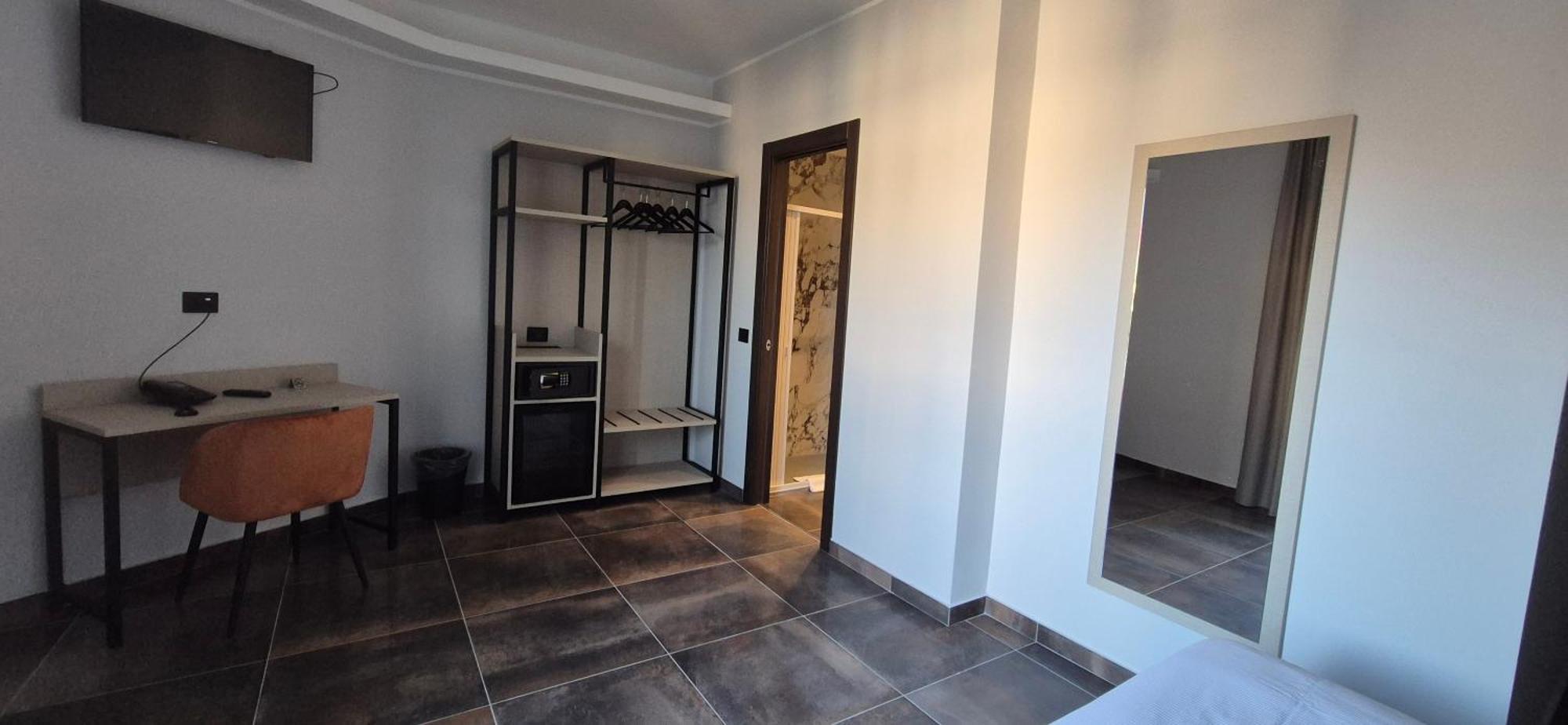 Hotel V7, Milan